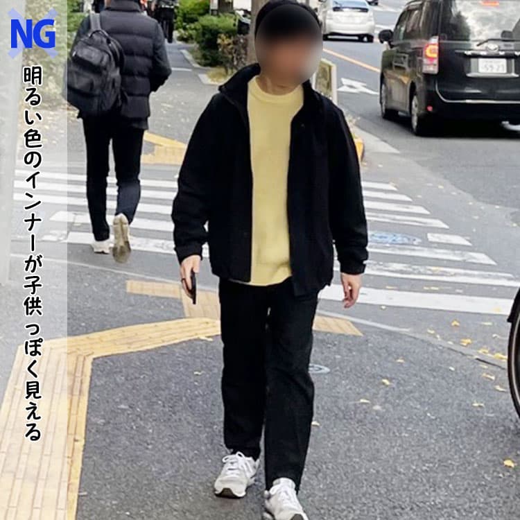 ダサいと言われてしまう、明るい色の冬服インナーの例