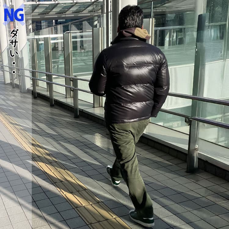 50代メンズが避けるべき光沢があるダボっとしたダウンジャケットコーデ例