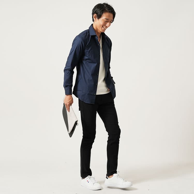 程よく細身のサイズ感の黒スキニーのコーデ