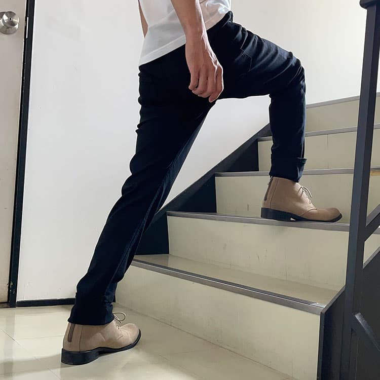 スキニーパンツの階段一段飛ばしも楽ちんの実際体験シーン