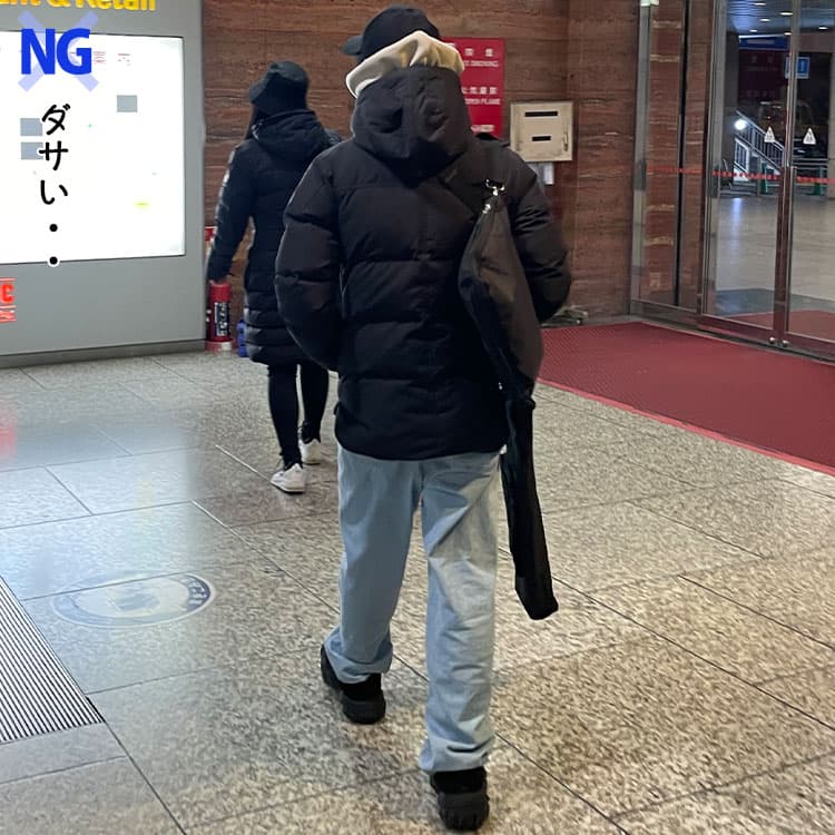 フード付きダウンにパーカーを合わせたダサいコーデ例