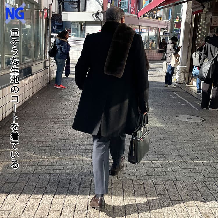 暖かい冬アウターとして重い生地のコートを着ている