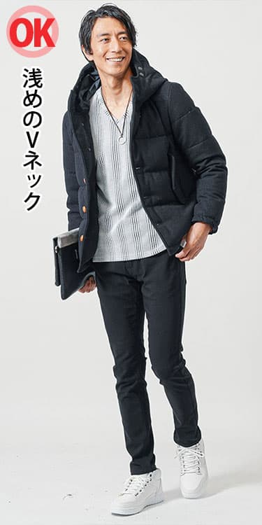 浅めのVネックニットにネックレスを合わせたコーディネート