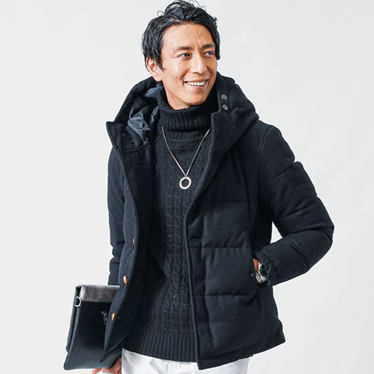50代の男性にふさわしい細身シルエットで着丈短めのニットセーターのダウンジャケットコーデ