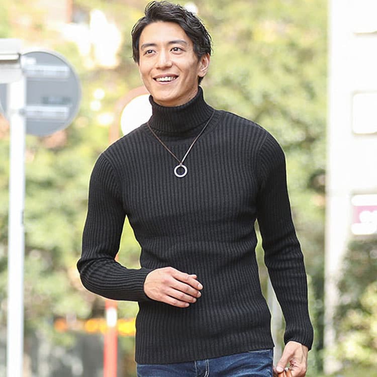 50代の男性にふさわしい細身シルエットで着丈短めのニットセーターのコーデ