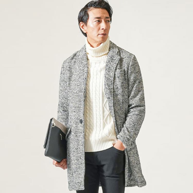 50代の男性にふさわしい細身シルエットで着丈短めのニットセーターのチェスターコートコーデ
