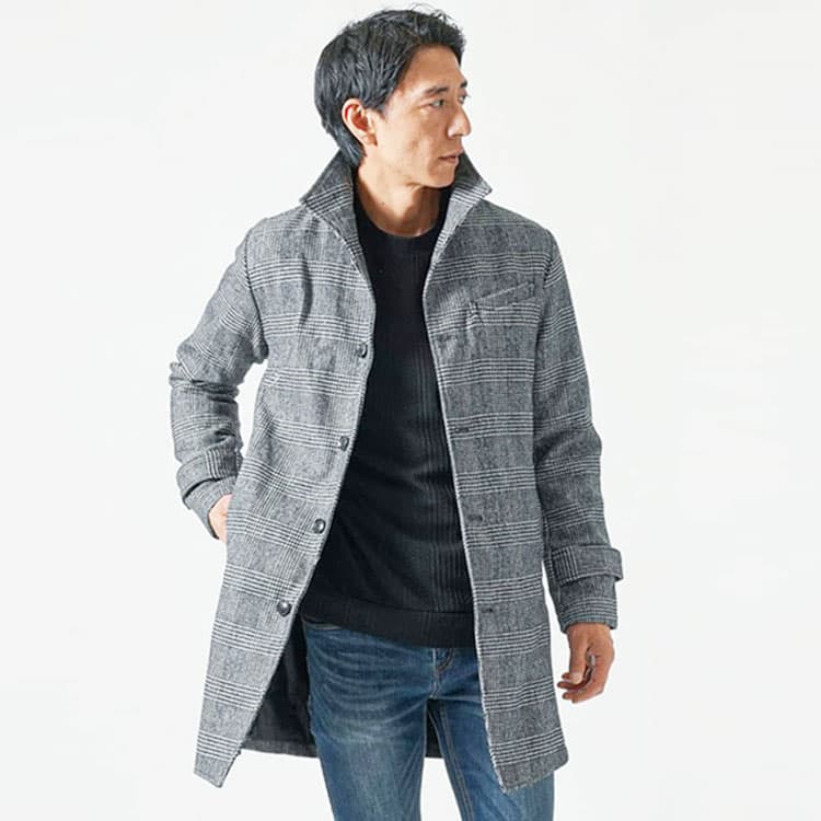 50代の男性にふさわしい細身シルエットで着丈短めのニットセーターのロングコートコーデ