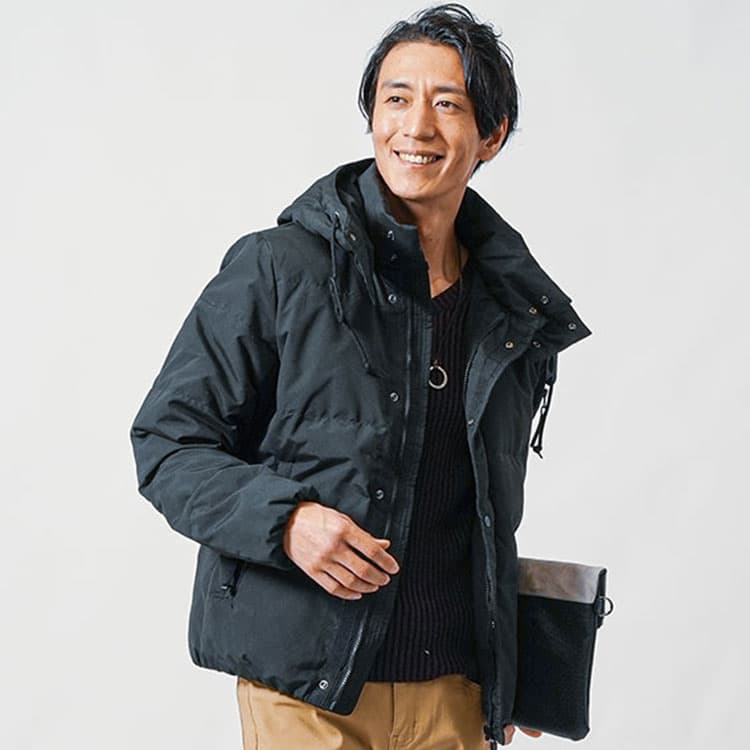 50代の男性にふさわしい細身シルエットで着丈短めのニットセーターのダウンジャケットコーデ