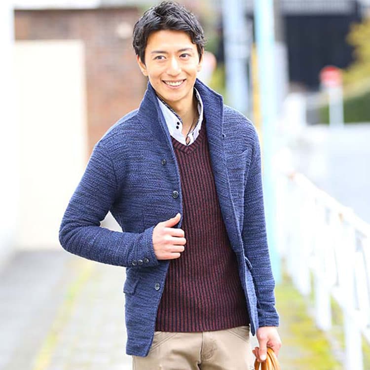50代の男性にふさわしい細身シルエットで着丈短めのニットセーターのジャケットコーデ