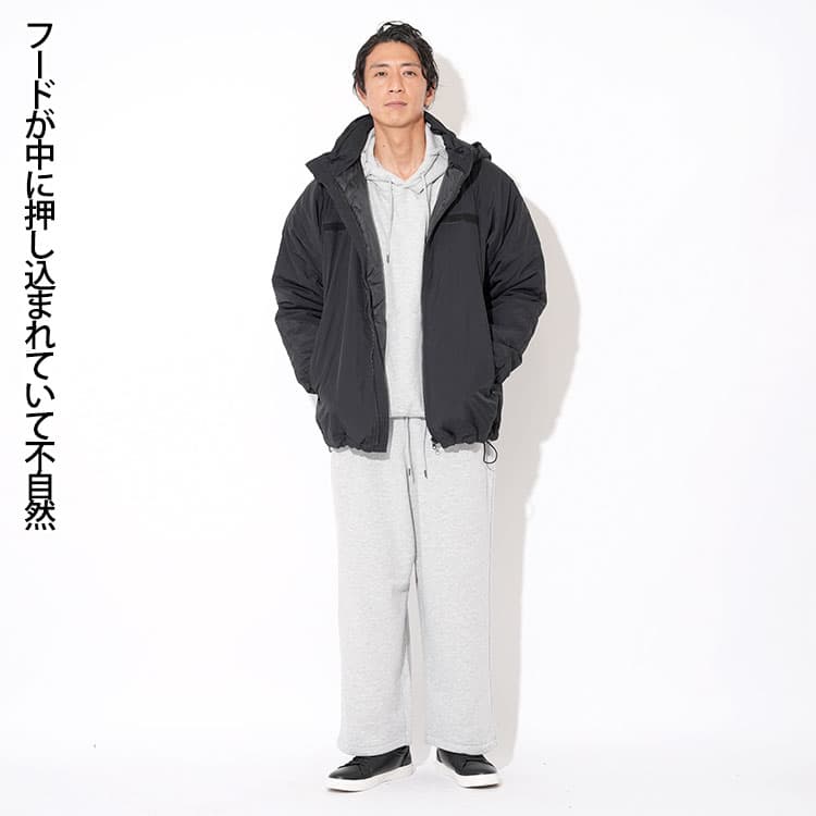 フードが中に押し込まれていて不自然