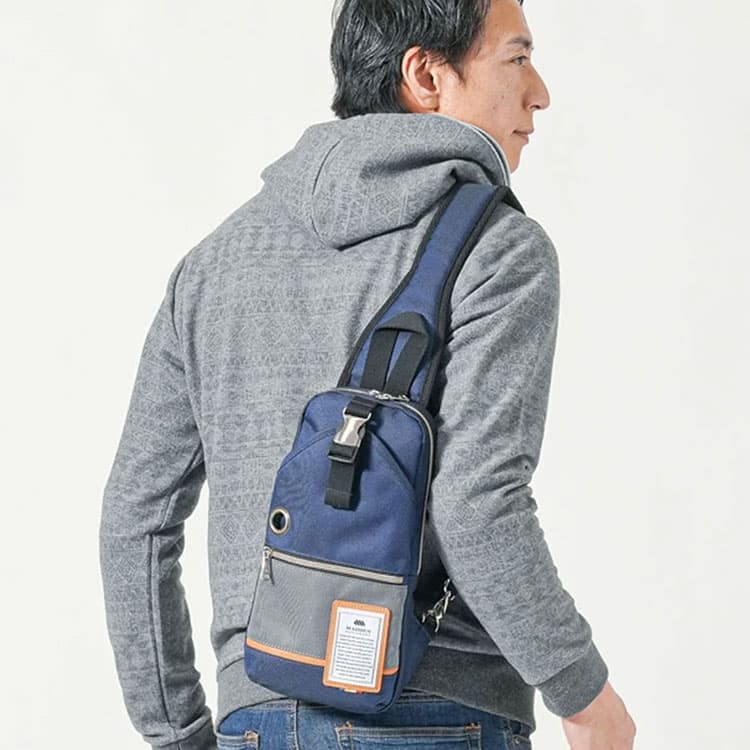 上品に見える過度な光沢がない素材のボディバッグの画像