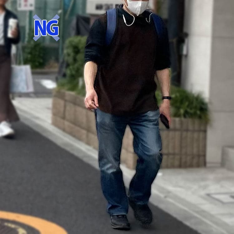 40代メンズが太めのシルエットのパンツを履いている例