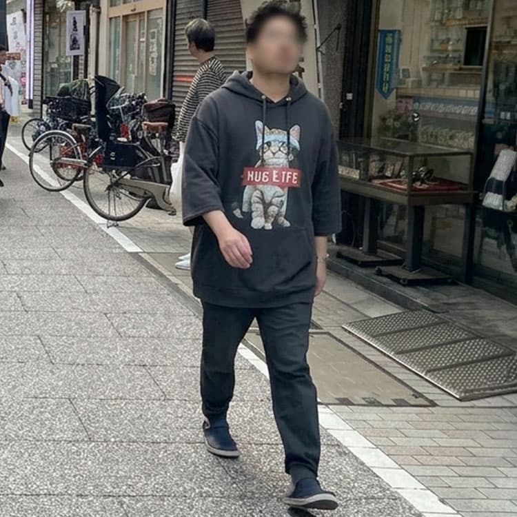 派手な七分袖パーカーを着たダサい夏コーデ例