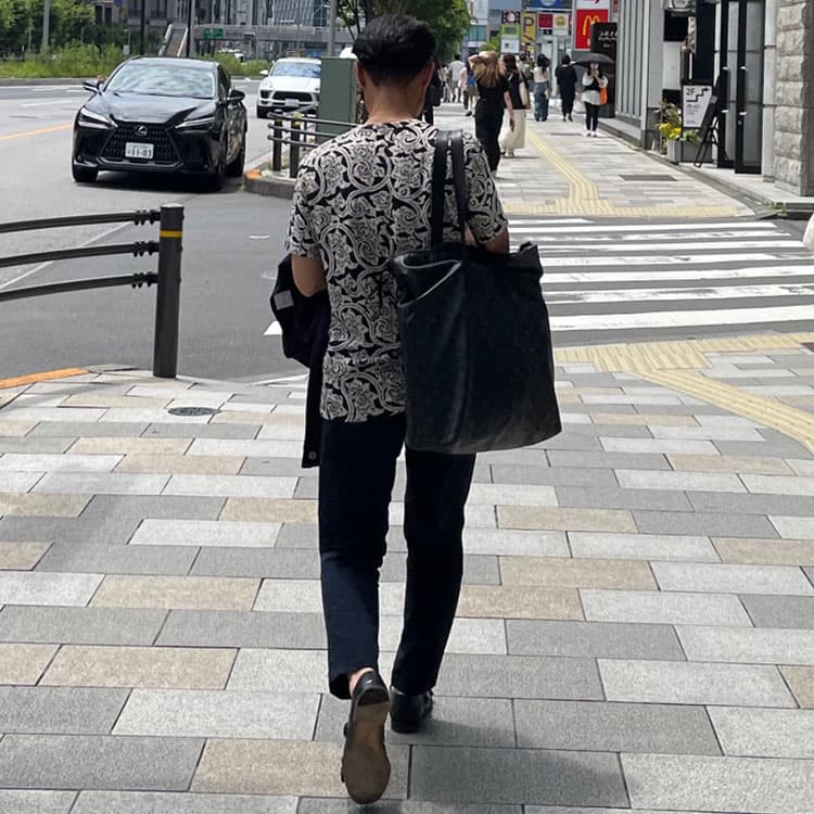 大きすぎるバッグを持つ40代男性