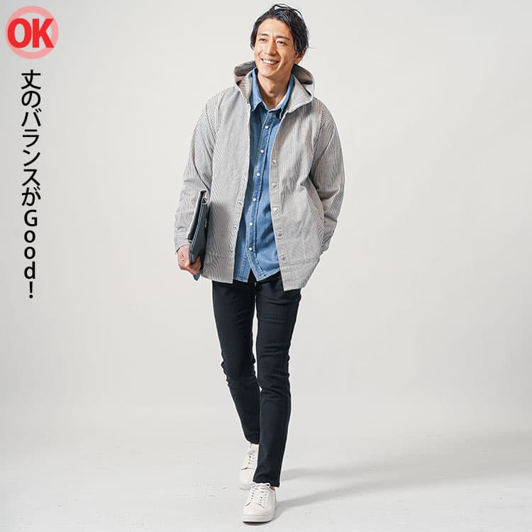 シャツとパーカーを重ね着したときの丈の長さのバランスが良い例