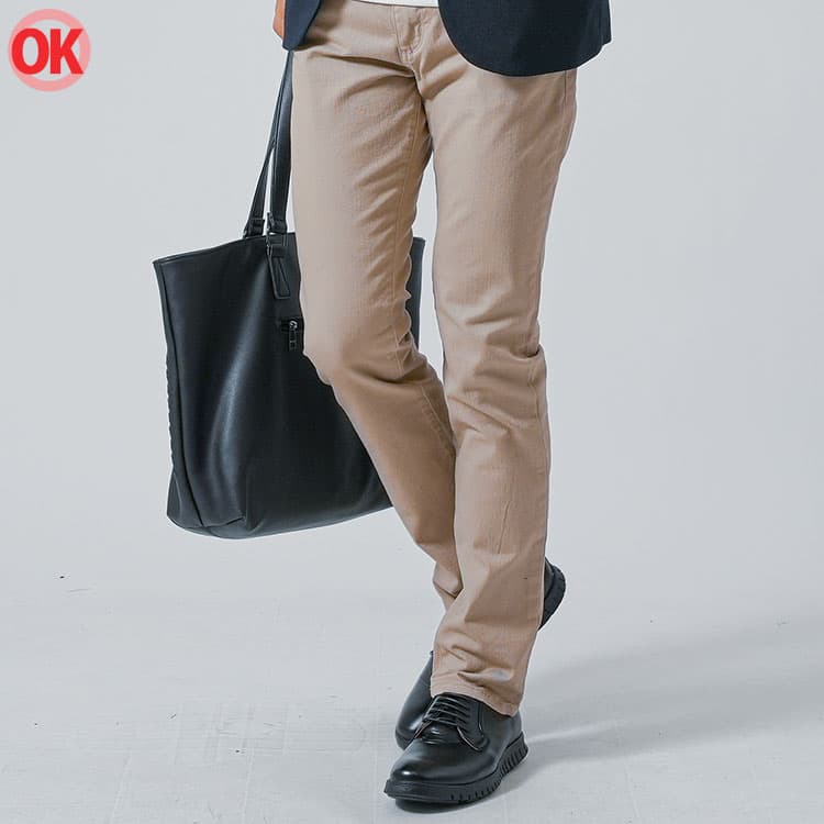 細身シルエットのパンツに革靴を合わせたおしゃれな例