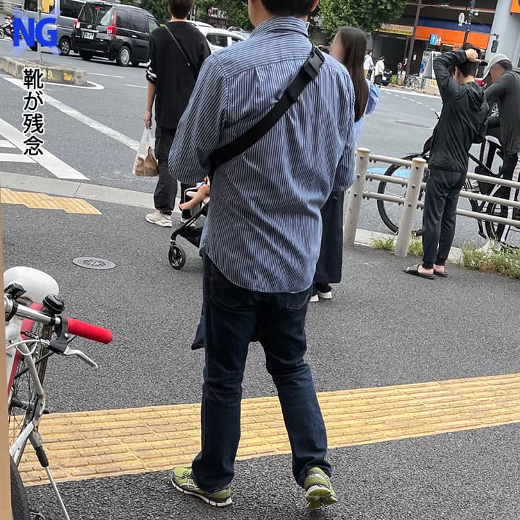 スニーカーが今日の服の色に合っていない目黒川近くにいた男性のスニーカーコーデ例
