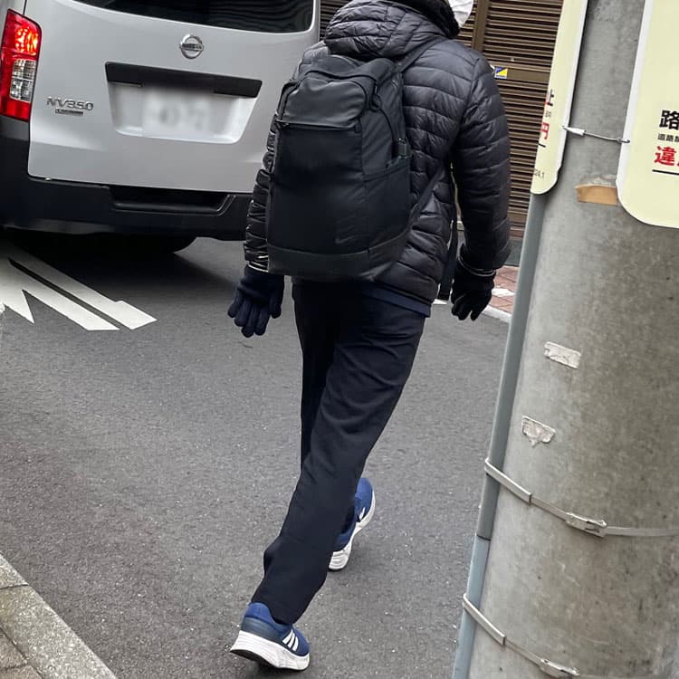 恵比寿にいた青いスニーカーをはいて子供っぽく見えてしまう男性の事例