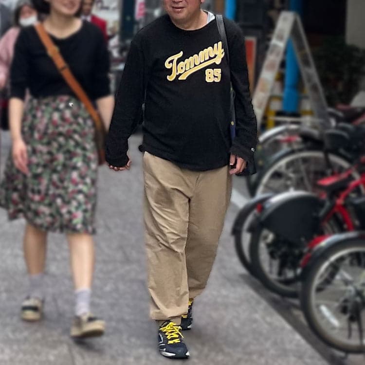 50代メンズが似合わない大きなロゴの入ったTシャツ