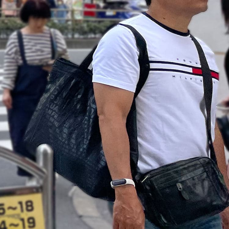 50代メンズが似合わない首元パツパツのクルーネック(丸首)
