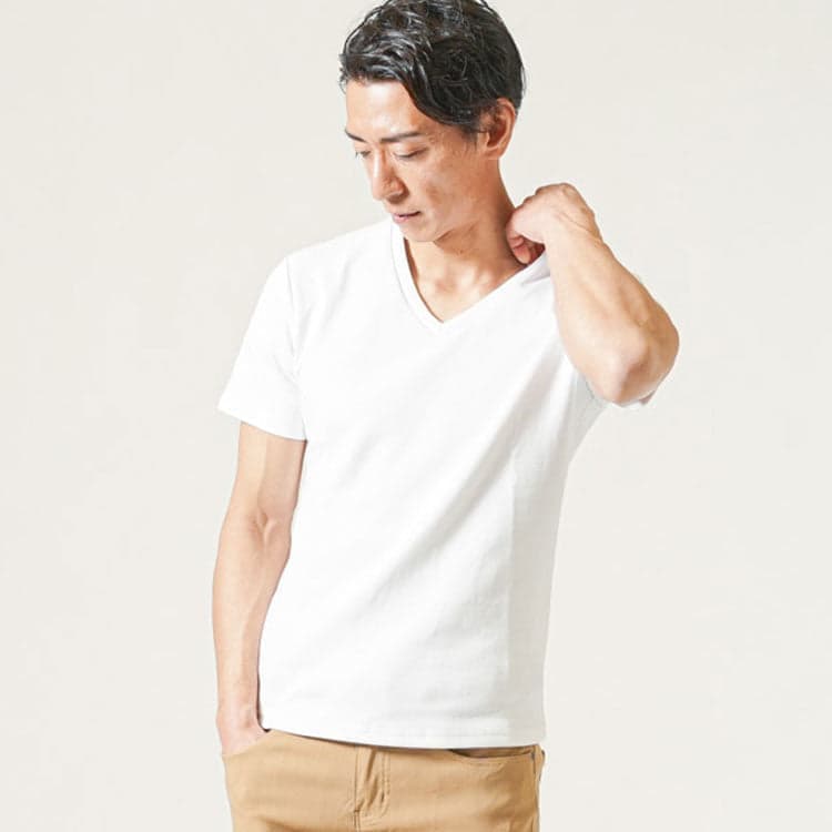 40代男性におすすめの透けないのに着心地も抜群！男らしさを引き出すVネック白Tシャツ