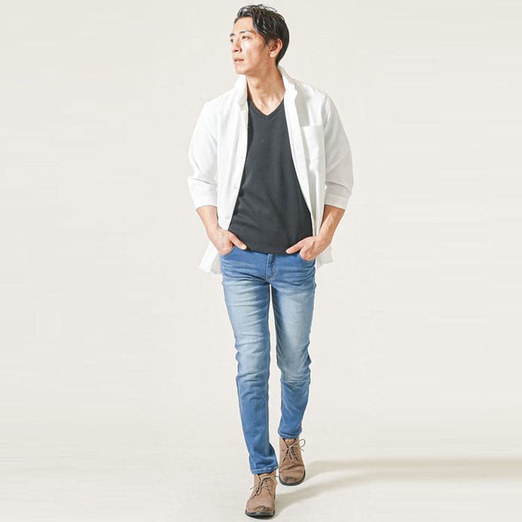 40代男性におすすめのVネック黒Tシャツと白シャツコーデ
