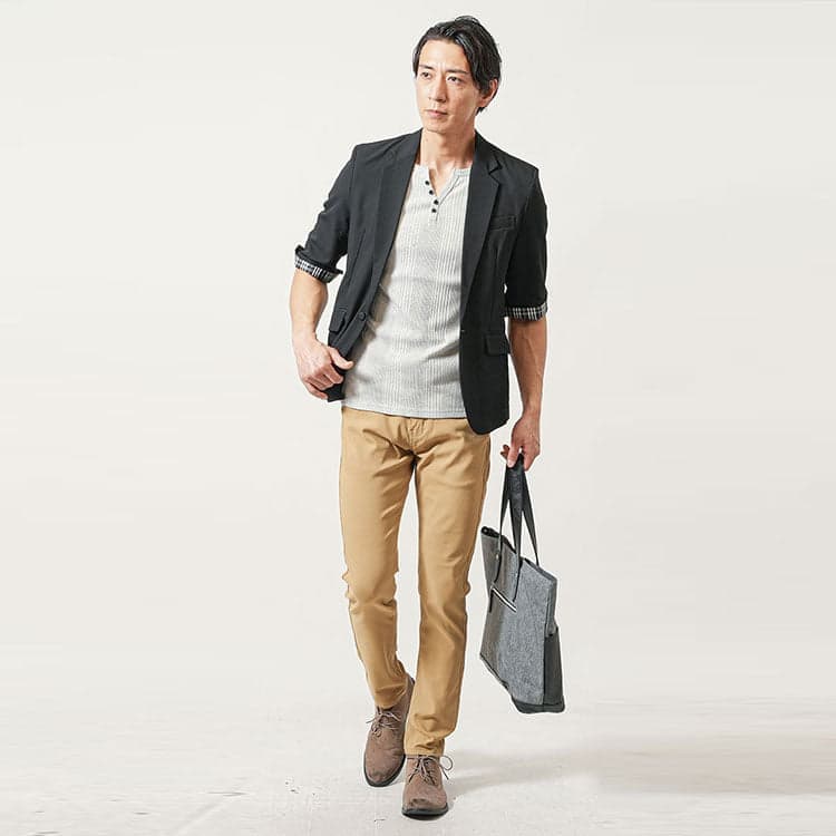 40代男性におすすめのグレーヘンリーネックTシャツと黒ジャケットのコーデ