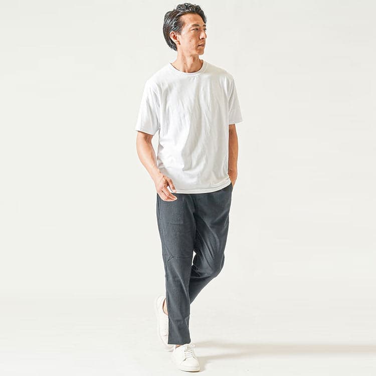40代男性におすすめのゆったりとしたオーバーサイズのビッグシルエット白Tシャツのクルーネックコーデ