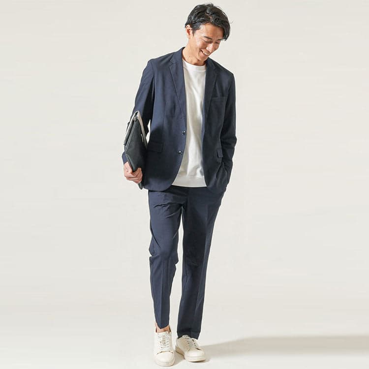 40代男性におすすめのクルーネック白Tシャツとセットアップスーツのコーデ