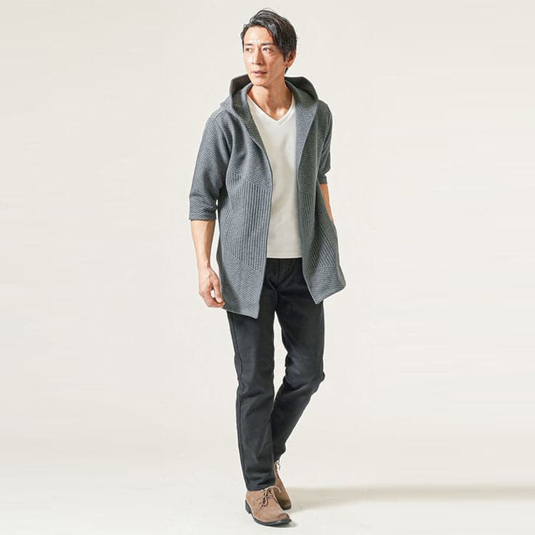 40代男性におすすめの白VネックTシャツと七分袖のフード付きカーディガンのコーデ