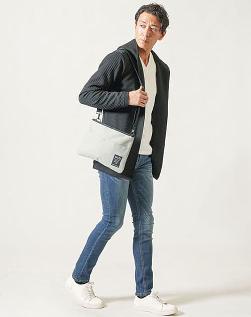 白スニーカーをはいた男性