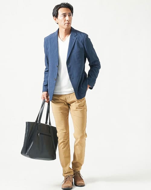 テーラードジャケットを着た男性