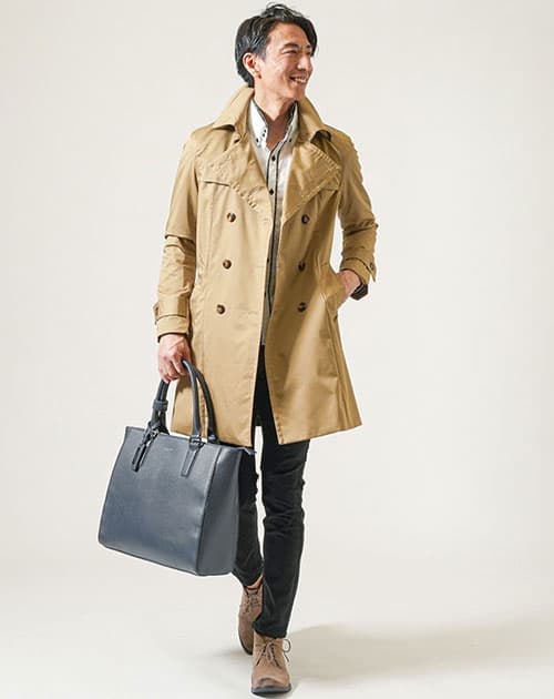トレンチコートを着た男性