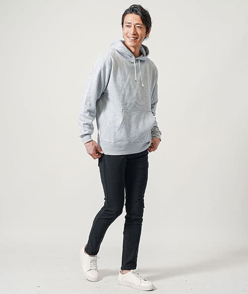 スウェットプルパーカーを着た男性