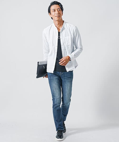 バンドカラーシャツを着た男性