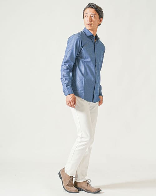 デニムシャツを着た男性