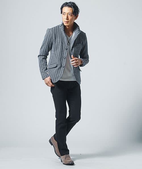 ブラックスリムパンツをはいた男性