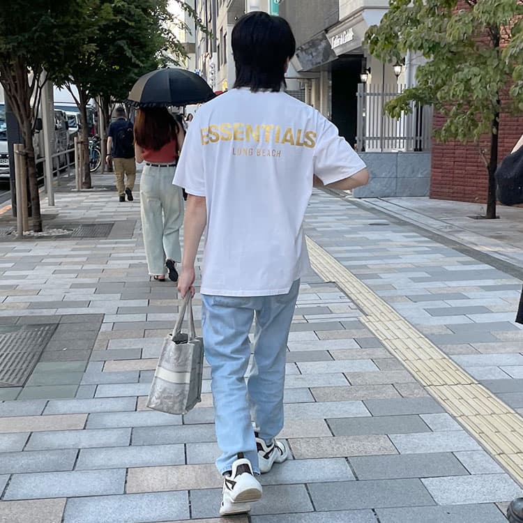 全身有名ハイブランドの服を着ているけどブランド選びを間違えてダサく見えている40代男性