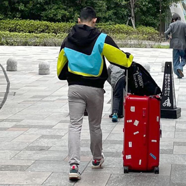 原色などを多く使うと子供っぽく見えてしまうコーデ例