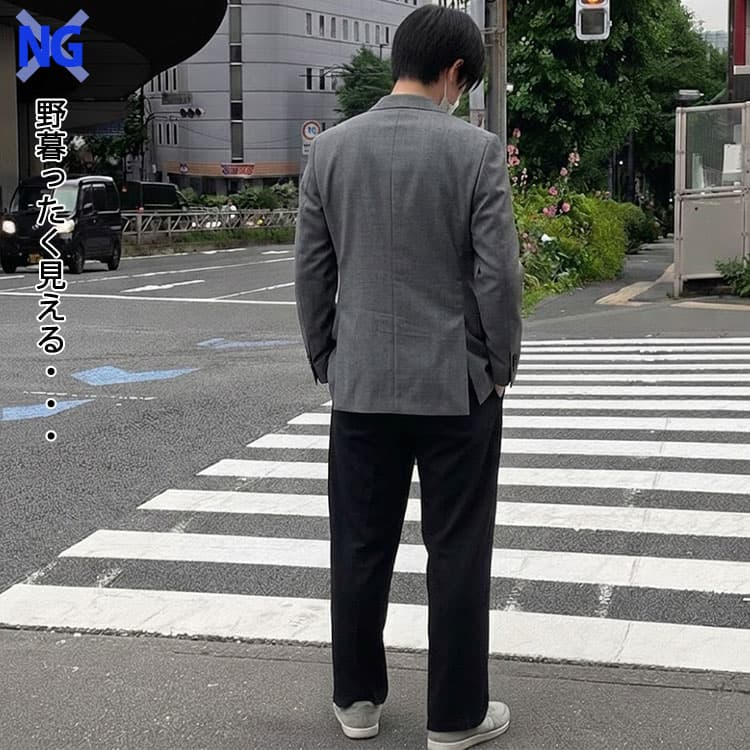 グレーのジャケットにダボっとしたパンツを合わせたNGコーデ例