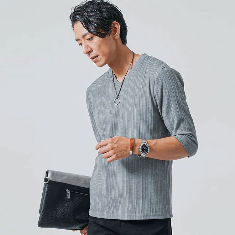 鎖骨が少し見える浅めのメンズVネックTシャツ
