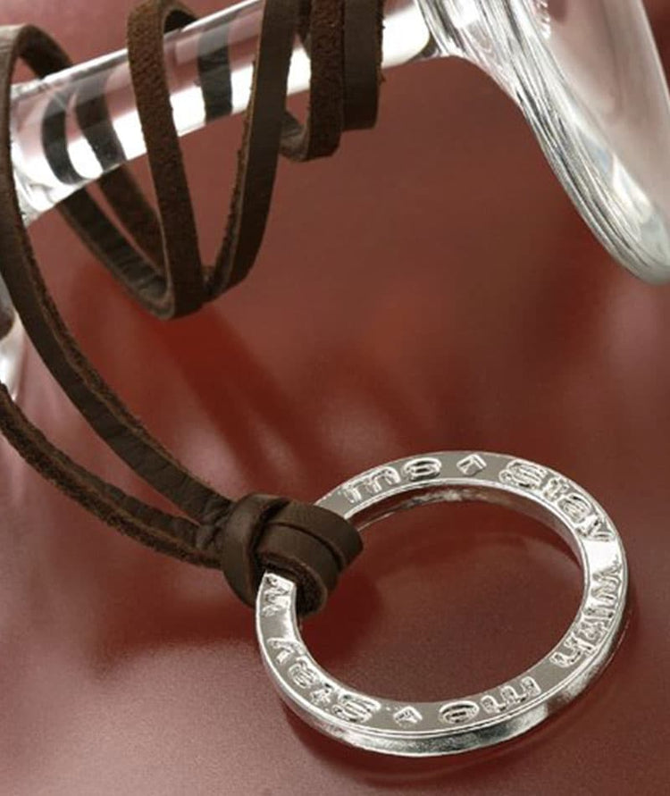 50代メンズにおすすめネックレスその1・キーリングデザインネックレス