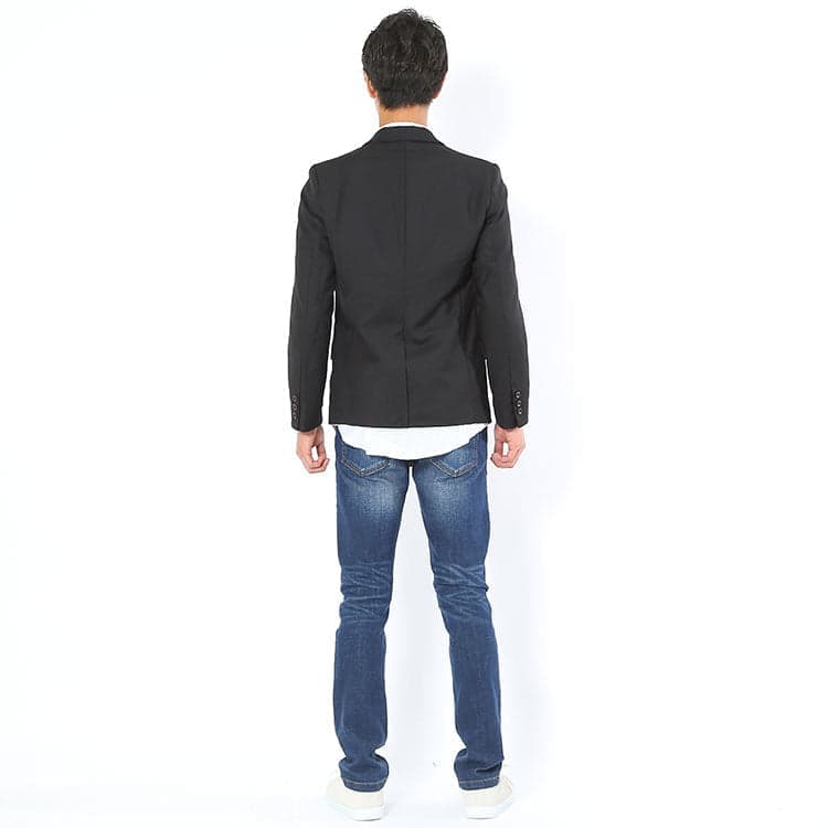 テーラードジャケットのインナーに着丈が長いシャツを着たNG例