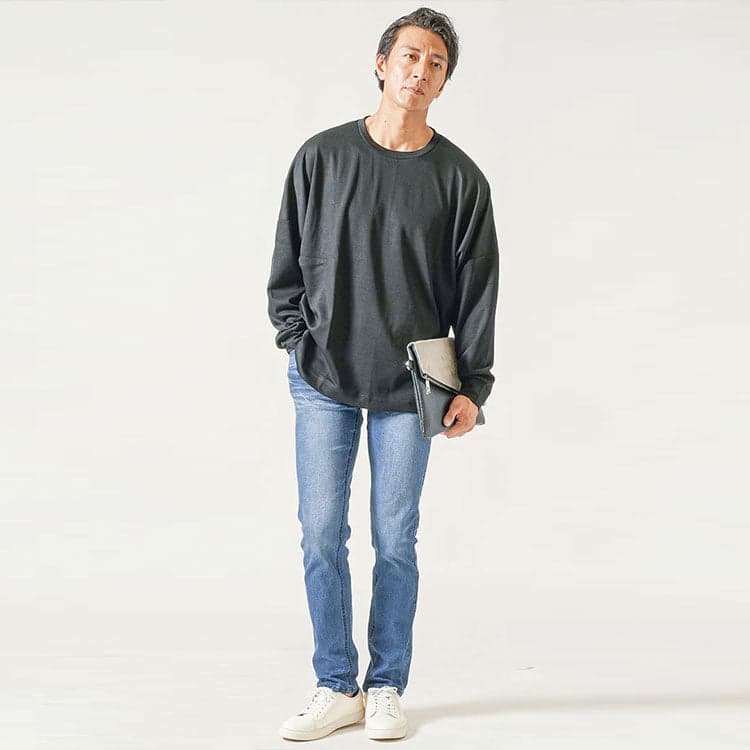 黒Tシャツにデニムパンツを合わせたコーディネート