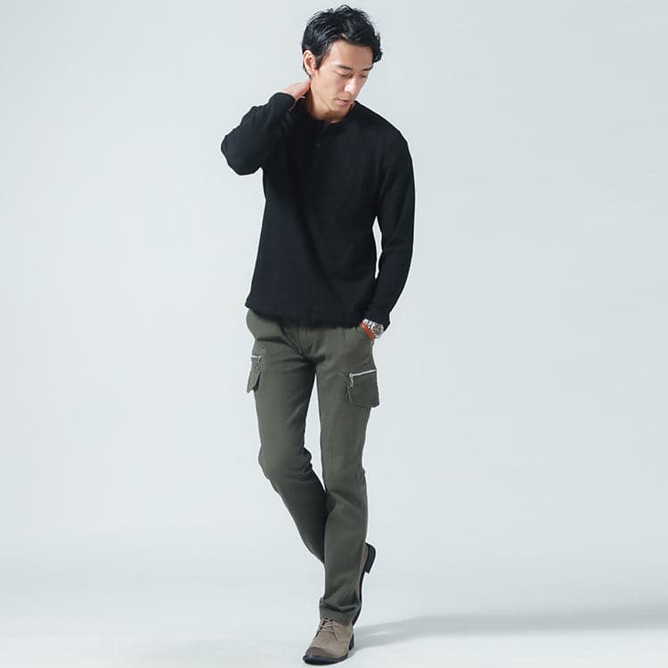 黒Tシャツにカーキカーゴパンツを合わせたコーディネート