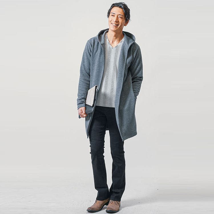 ストライプTシャツにグレーパーカーと黒パンツを合わせたコーディネート