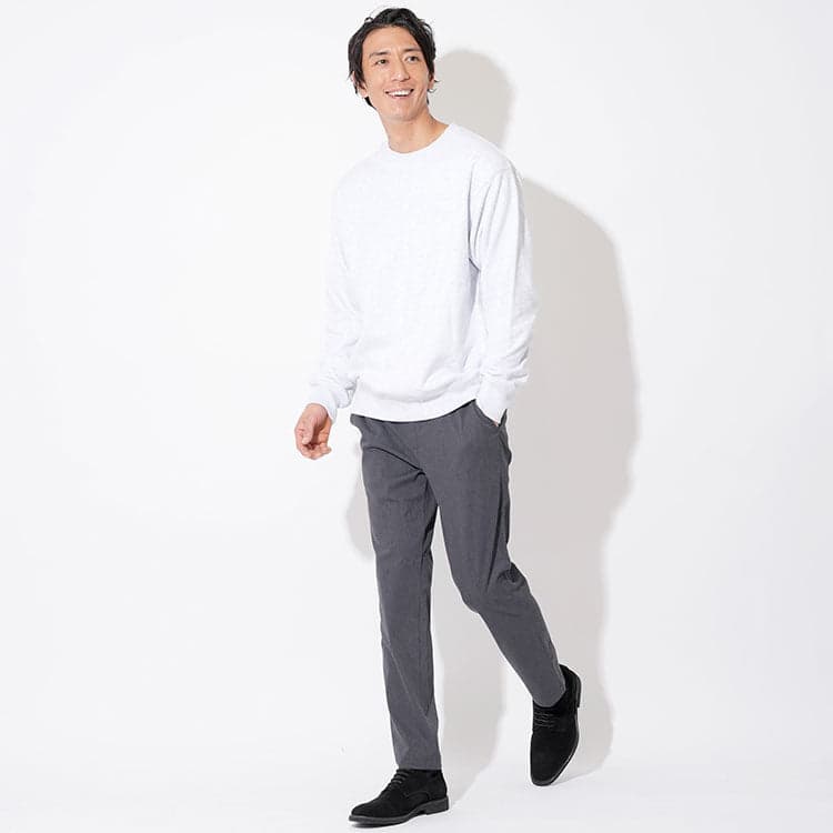 白Tシャツとグレーパンツのコーディネート