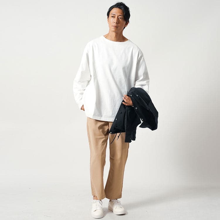 白Tシャツとベージュチノパンツのコーディネート