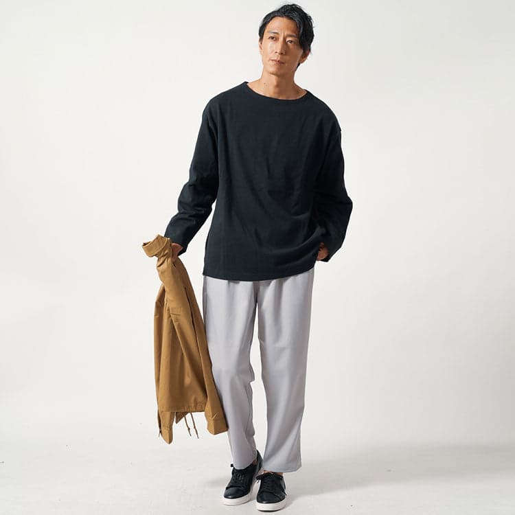 黒Tシャツにグレーパンツを合わせたコーディネート