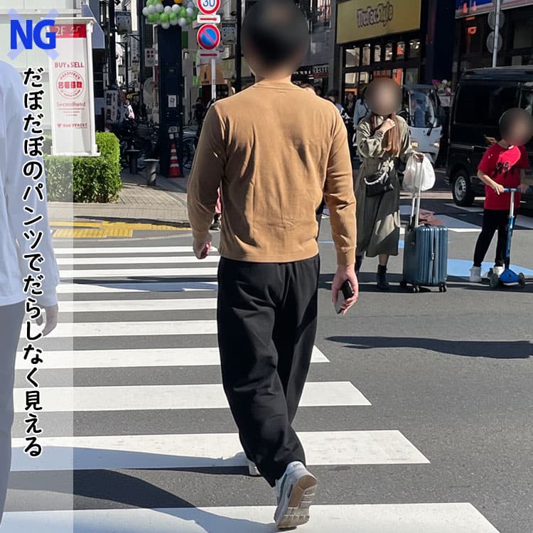 ベージュの服に合わせるズボンがだぼだぼのパンツでだらしなく見える男性